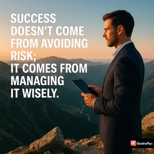 Un emprenedor dret al cim d’una muntanya a Andorra, sostenint una tauleta digital, amb la cita: « L’èxit no ve d’evitar el risc, sinó de gestionar-lo amb intel·ligència. »